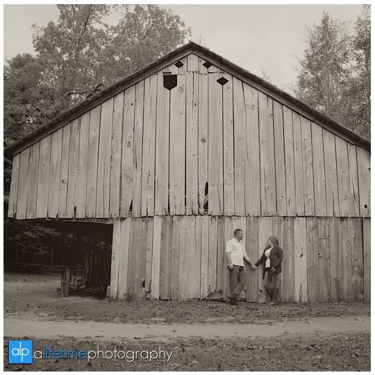 Cades-Cove-Family-Photograher-in-Townsend-TN-Couples-Kids-Photography-deer-wildlife-Smoky-Mountains-Session-Pictures-Gatlinburg-Pigeon-Forge-17