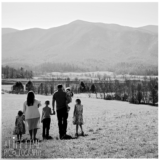 Family-Photographer-Cades-Cove-Smoky-Mountain-TN-pictures-Gatlinburg-Pigeon-Forge-Knoxville-2