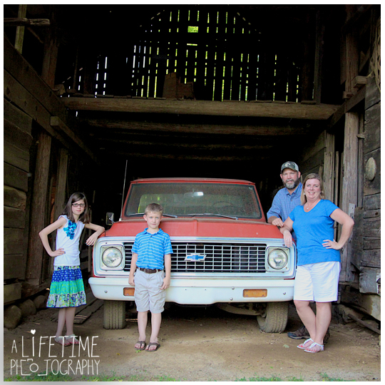 Family-Photographer-in-Gatlinburg-Pigeon-Forge-Sevierville-TN-Emerts-Cove-Covered-Bridge-Vacation-Photos-Smoky-Mountains-1