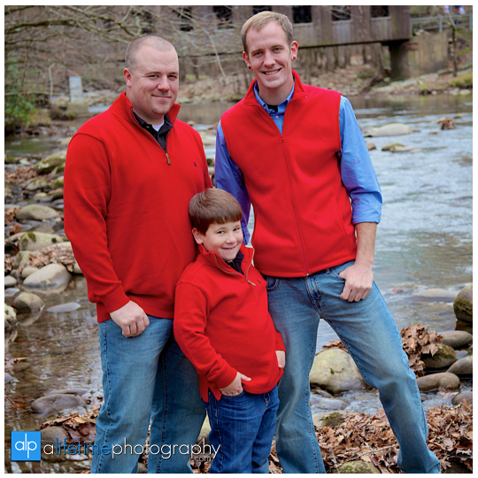 Family-Photographer-in-Gatlinburg-Pigeon-Forge-Tn-with-kids-large-reunion-session-Emerts-Cove-Covered-Bridge-Sevierville-Knoxville-Pittman-Center-Smoky-Mountains-7