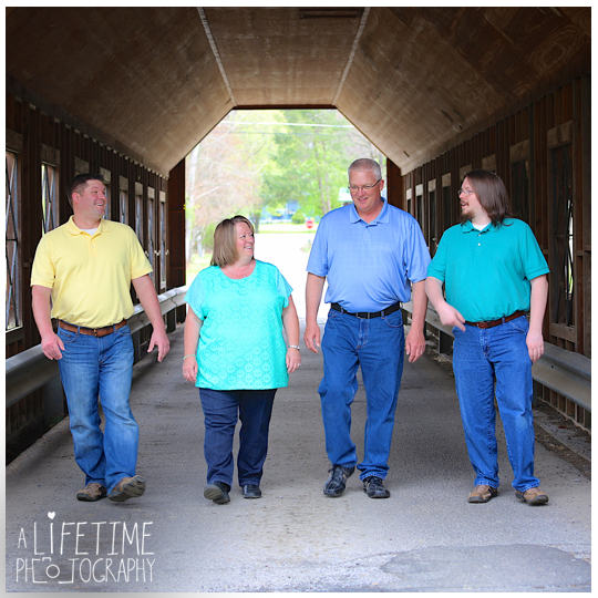 Family-Photographer-in-the-Gatlinburg-Pigeon-Forge-Smoky-Mountains-Emerts-Cove-Covered-Bridge-Sevierville-Pittman-Center-Knoxville-Seymour-9