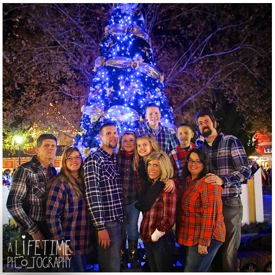 Family-Photos-at-Dollywood-Christmas-lights-photographer-Pigeon-Forge-Gatlinburg-TN-Sevierville-11