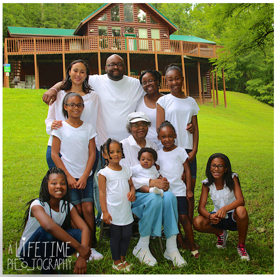 Family-photos-at cabin-in the-Smoky-Mountains-National-Park-Pigeon-Forge-Sevierville-Gatlinburg-Photographer-3