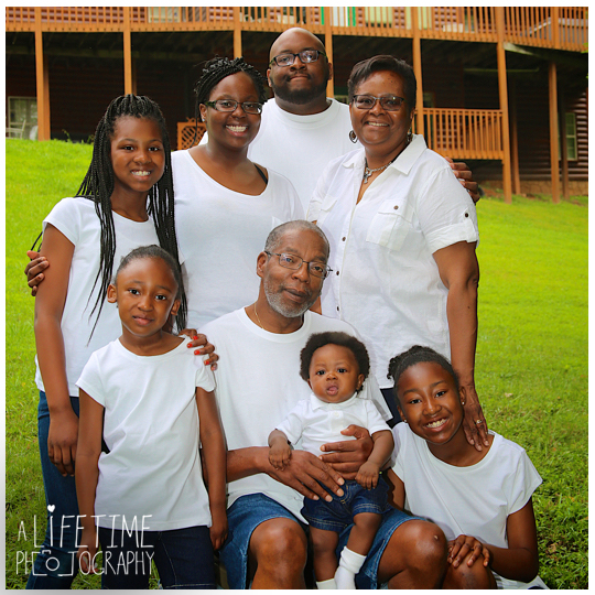Family-photos-at cabin-in the-Smoky-Mountains-National-Park-Pigeon-Forge-Sevierville-Gatlinburg-Photographer-4