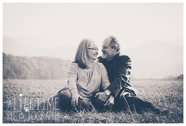 gatlinburg-pigeon-forge-photographer-knoxville-sevierville-dandridge-seymour-smoky-mountains-anniversary-couple-family_0009