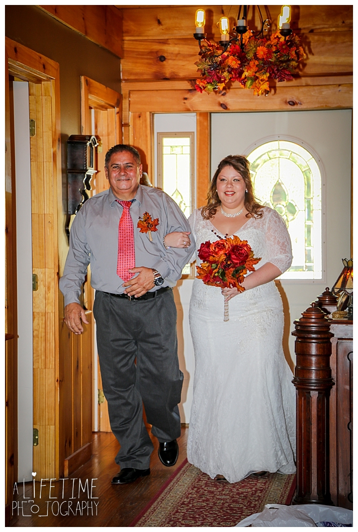 wedding-photographer-wedding-bell-chapel-smoky-mountains-gatlinburg-pigeon-forge-seviervile-knoxville-townsend-tennessee-cabin-reception_0018