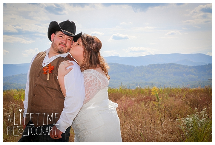 wedding-photographer-wedding-bell-chapel-smoky-mountains-gatlinburg-pigeon-forge-seviervile-knoxville-townsend-tennessee-cabin-reception_0028